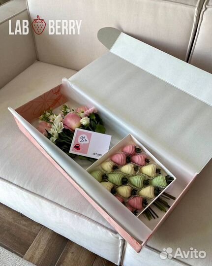 Клубника в шоколаде с букетом цветов