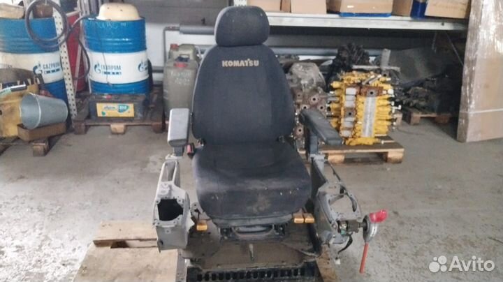 Сиденье оператора экскаватора Komatsu PC300-8