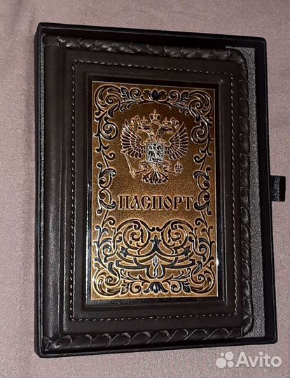 Кожаная обложка на паспорт с покрытием золота 999