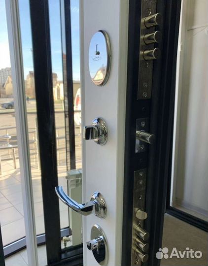 Дверь входная с зеркалом