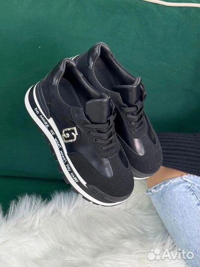 Женские кроссовки