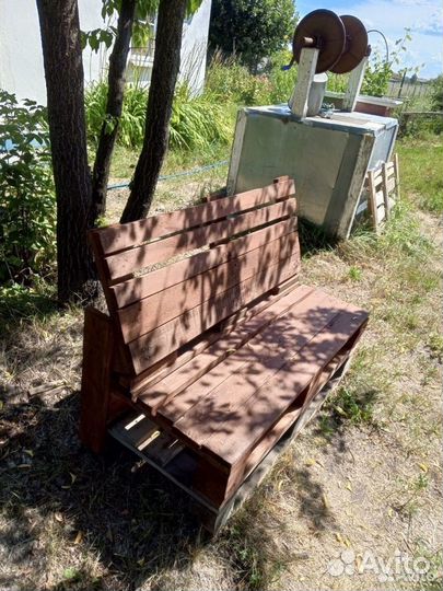 Лавочка из поддонов с подлокотниками