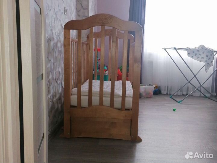 Детская кроватка с маятником и ящиком