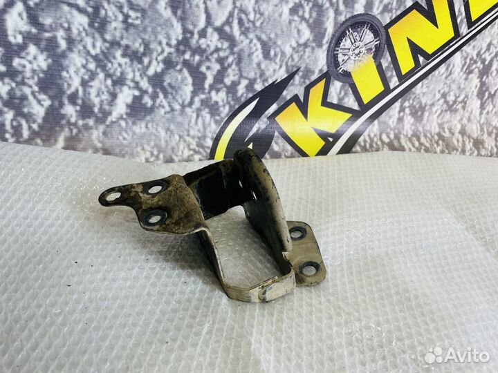 Кронштейн заднего рычага правый Nissan Juke F15
