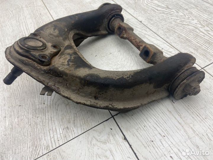 Рычаг передний правый верхний Mitsubishi Pajero