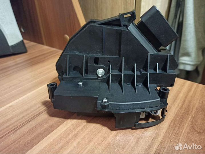 Замок правой передней двери Ford Fusion Fiesta