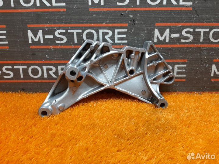 Кронштейн подушки двигателя правый Volkswagen