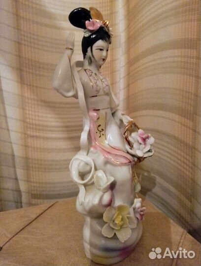 Статуэтка фарфоровая китайская дама, гейша