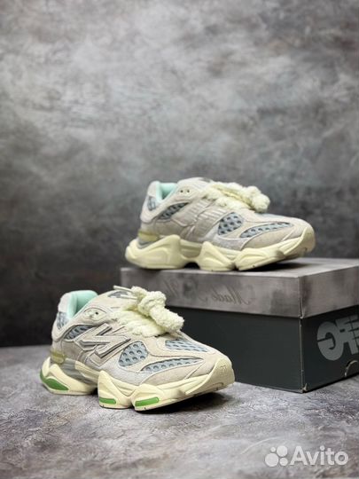 Кроссовки женские