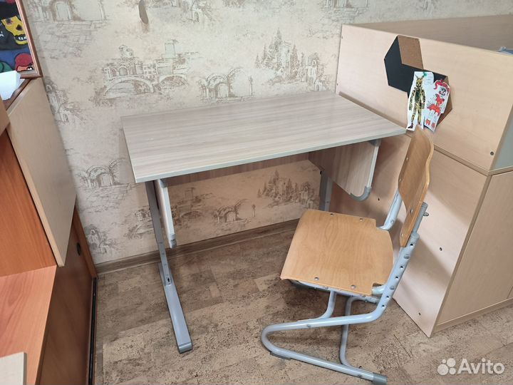 Детский письменный стол и стул