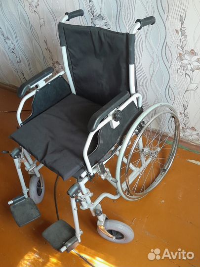 Инвалидная коляска и ходунки