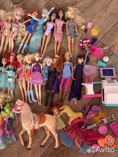 Много кукол дисней, барби, винкс и тд