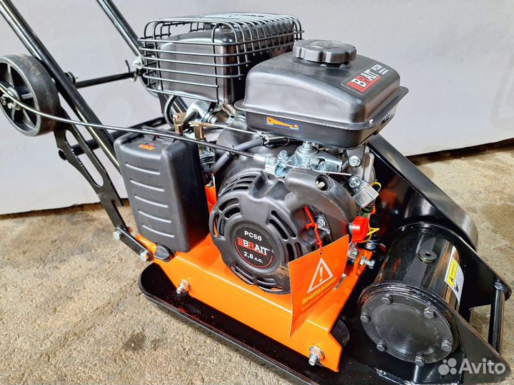 Виброплита бензиновая Brait PC50 + коврик