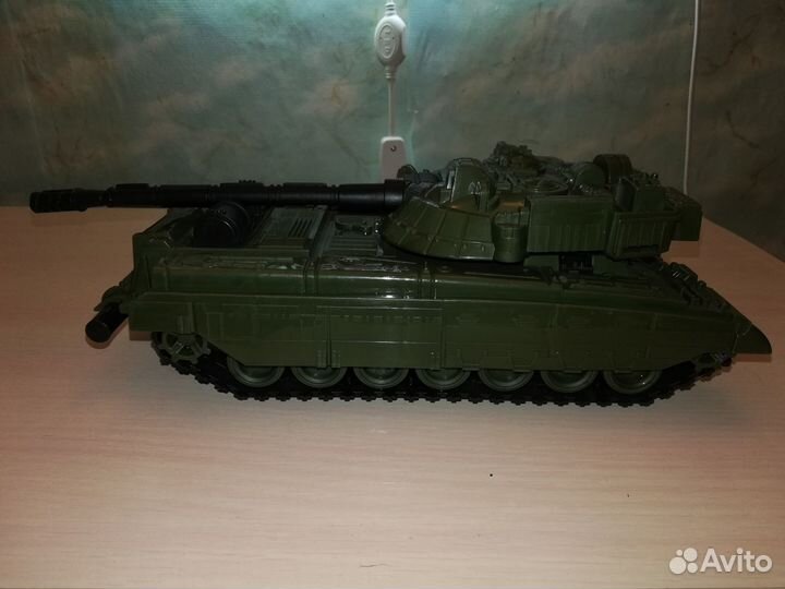 Игрушечный - танк 
