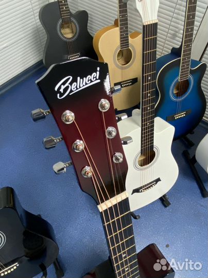 Акустическая гитара Belucci красная