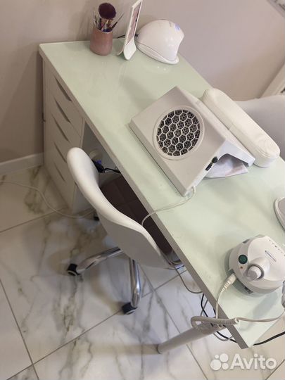 Маникюрный стол