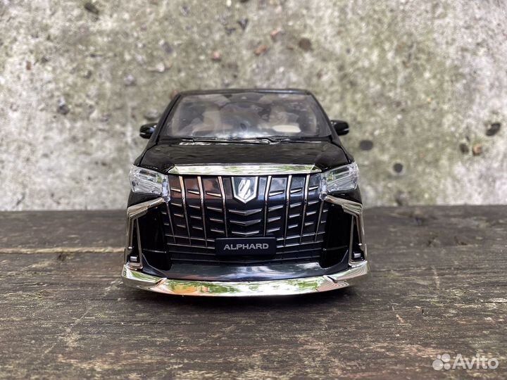 Модель Тойота Alphard черный масштаб 1:18