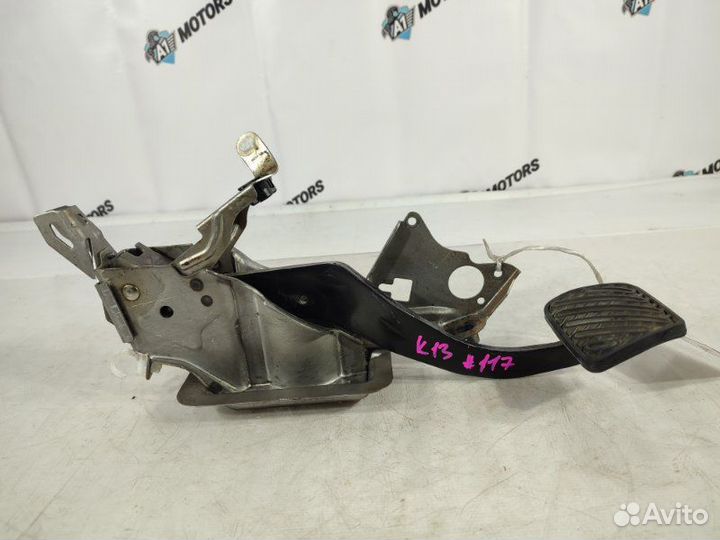 Педаль тормоза Nissan March K13 HR12DE 2011