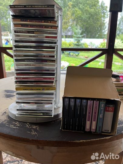 Аудиокассета и сд диски и стойка