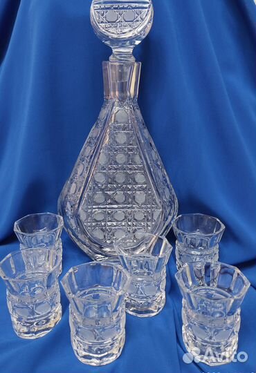 Хрустальный графин со стопками