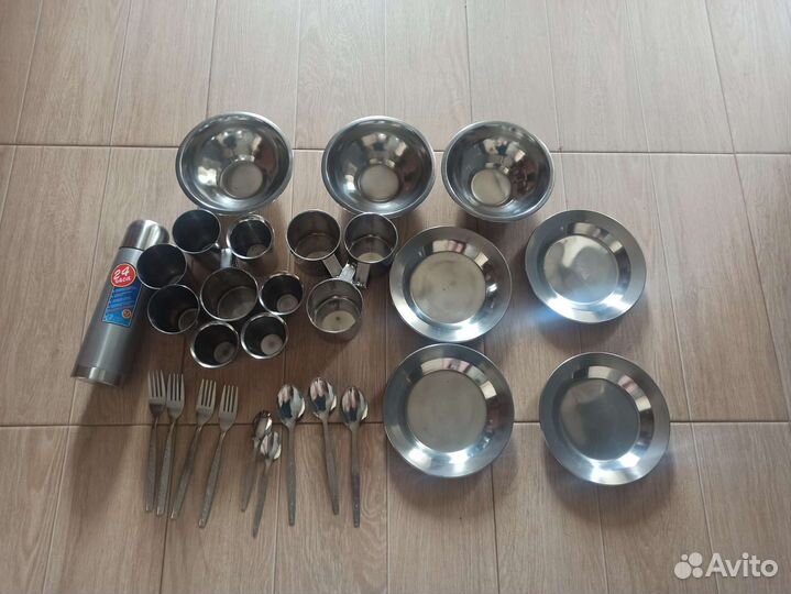 Набор металлической посуды для пикника, похода