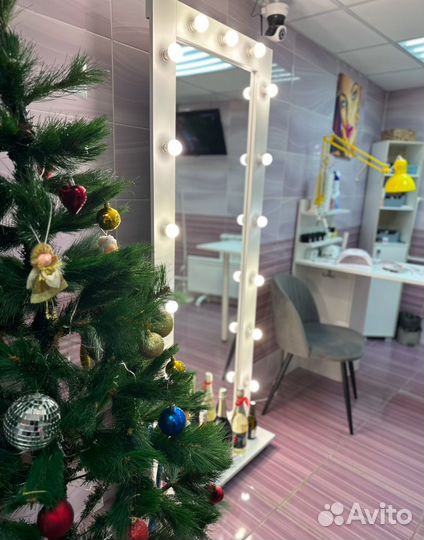 Гримерное зеркало с лампочками напольное