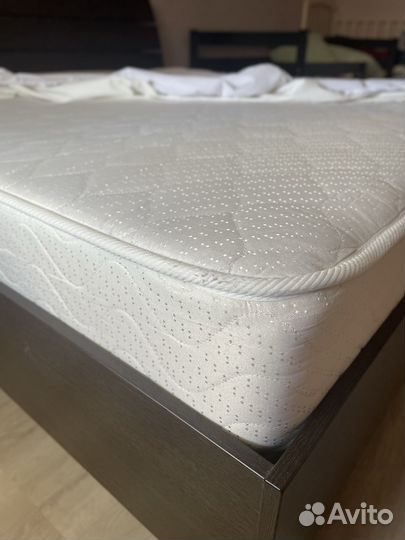 Кровать двухспальная с матрасом