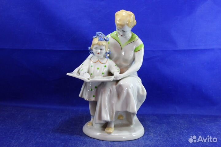 Фарфоровая статуэтка Первая буква книга чтение мам