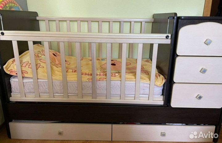 Детская кроватка с маятником и матрасом