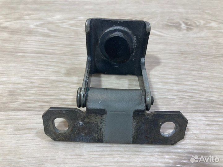 Петля двери багажника Renault Sandero хетчбэк K4M