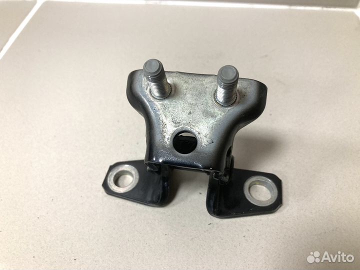 Петля задней левой двери верх Mitsubishi 5732A007