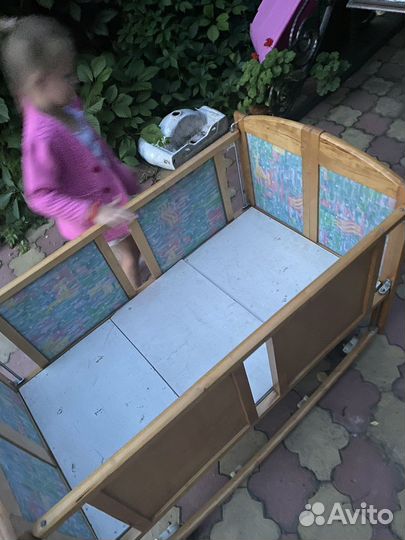 Детская кроватка с маятником и ящиком