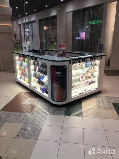 Два островка с мобильными аксессуарами