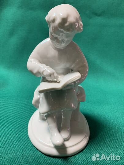 Статуэтка юный Ульянов читает книгу