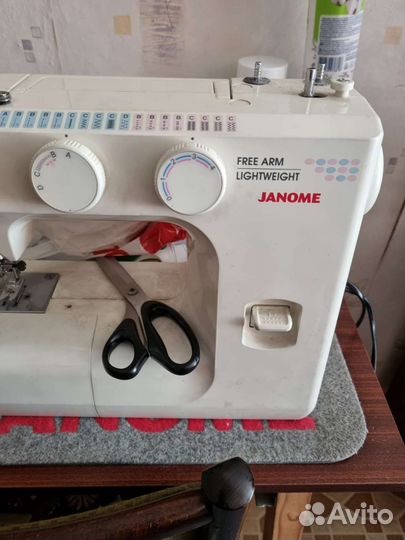 Швейная машина Janome