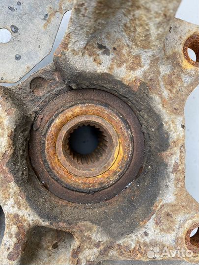 Кулак передний правый Nissan Almera G15