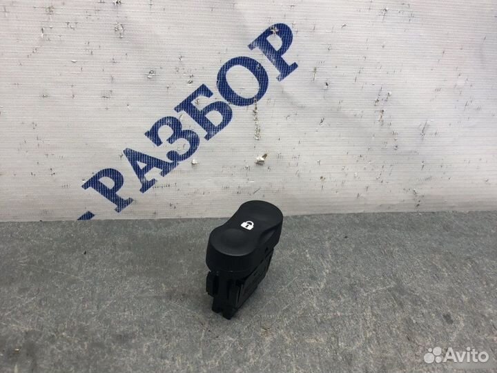 Кнопка центрального замка Nissan Almera G15