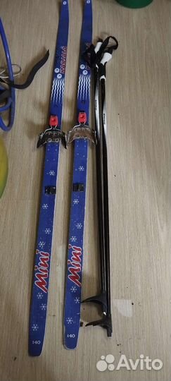 Лыжи с палками и ботинками