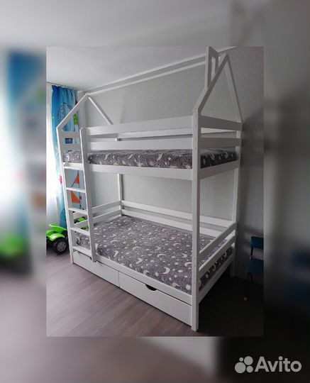 Двухъярусная кровать-домик