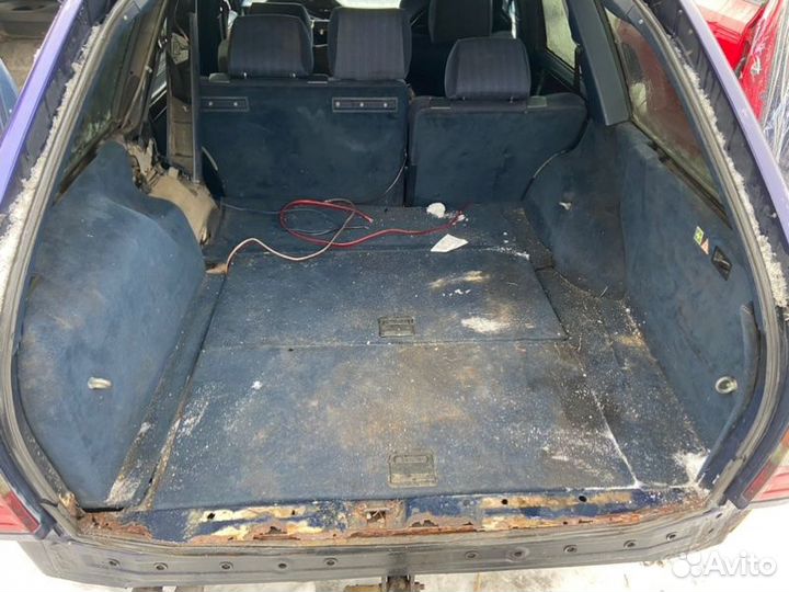 Обшивки багажника Mercedes-Benz S124 M102.982 1989