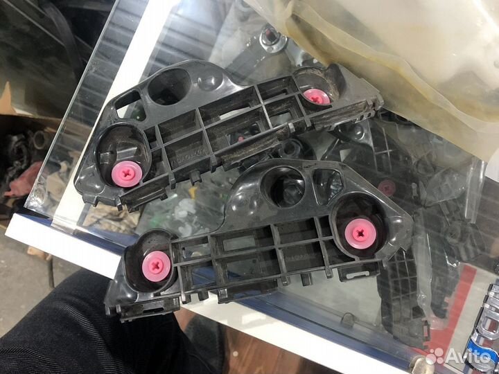 Замок бампера camry 70