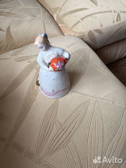 Статуэтка фарфоровая девушка с чайником и кошкой