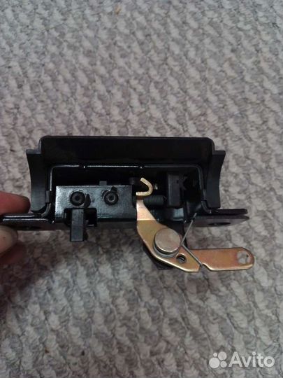 Замок крышки багажника VW Touareg