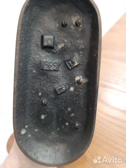 Конь у изгороди