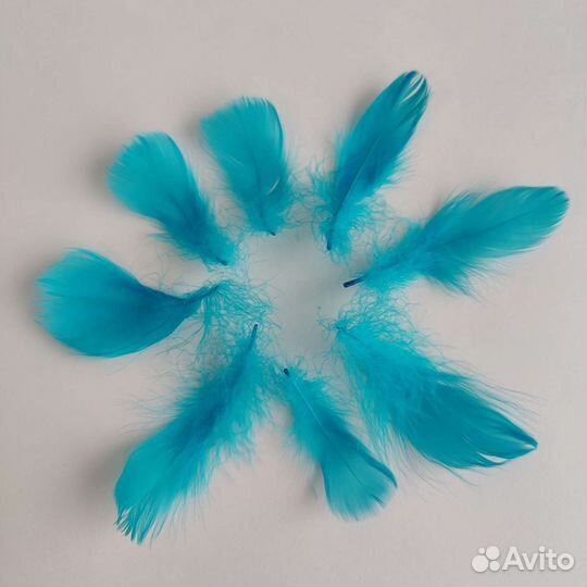 Перья декоративные голубые 100 штук