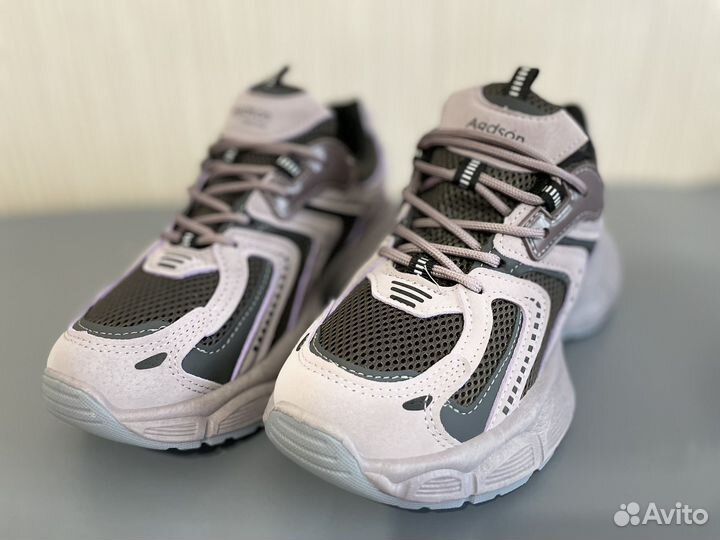 Кроссовки новые женские