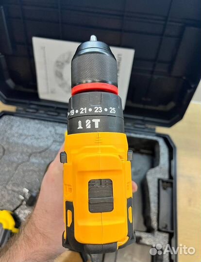 Бесщеточный шуруповерт ударный Dewalt 18 вольт 5 а