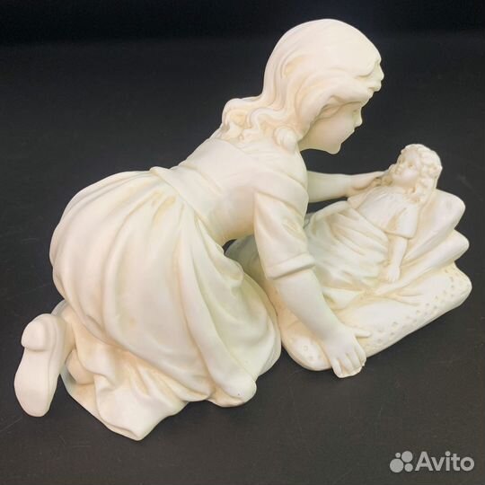 Статуэтка Девочка с куклой. Бисквитный фарфор