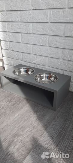 Миски для животных на деревянной подставке