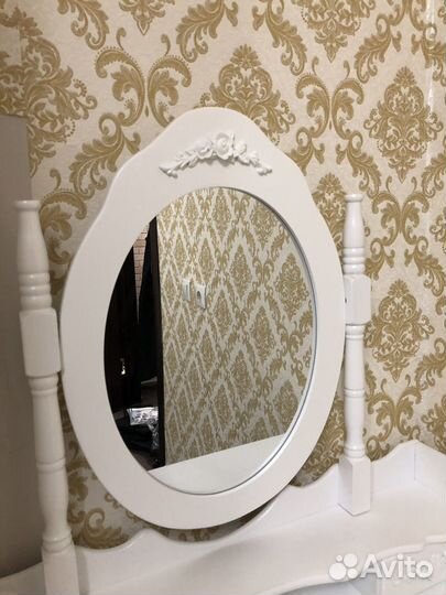 Туалетный столик с зеркалом